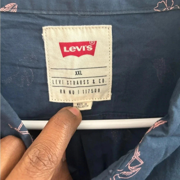 Levi's Men's Button-Up Shirt Navy Blue Tropical Print Short Sleeve Casual Summer - Picture 5 of 5